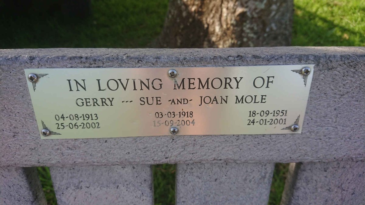 MOLE Gerry 1913-2002 &amp; Sue 1918-2004 :: MOLE Joan 1951-2001