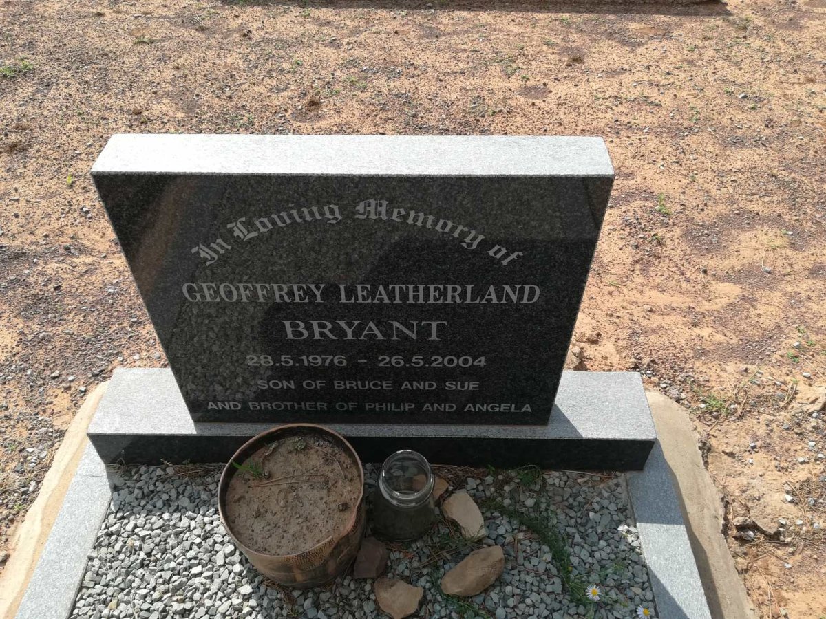BRYANT Geoffrey Leatherland 1976-2004